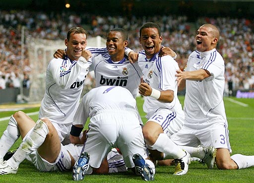 足球英超争冠形势复杂，六队仍有希望（英超冠军归属尚未明朗，六队依旧有望问鼎）