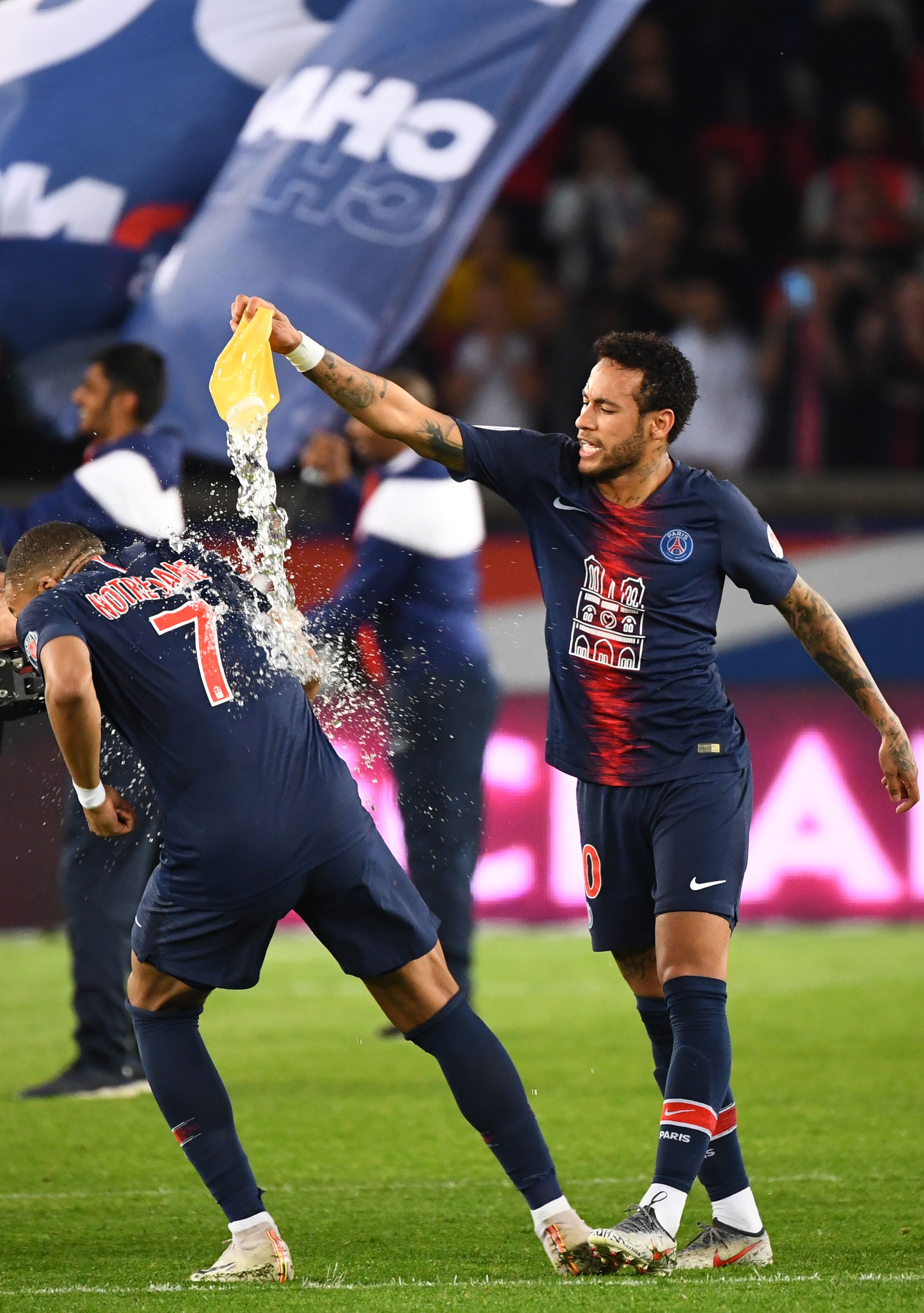 半场战报：迈阿密国际2-0纳什维尔，梅西双响