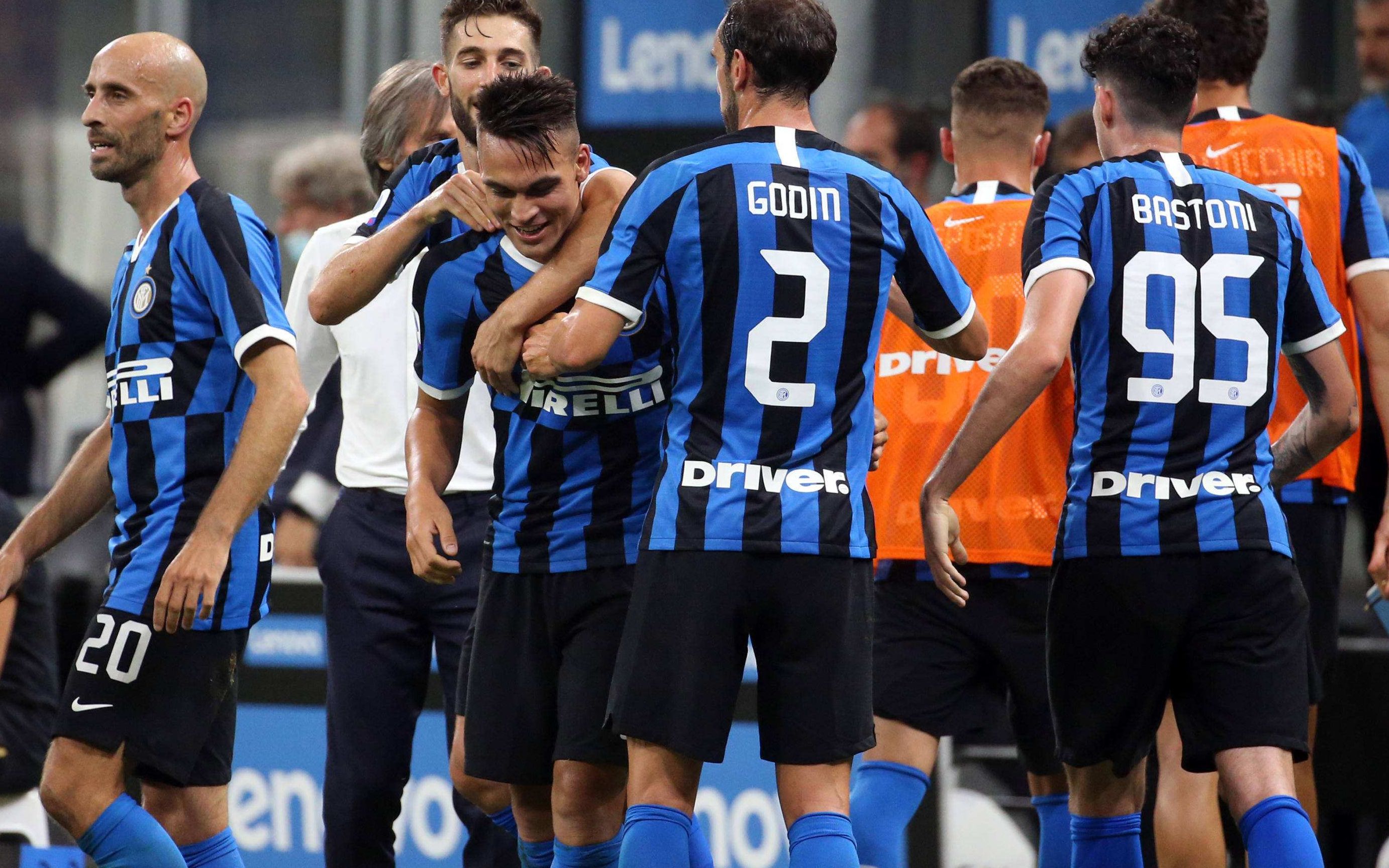 再次情绪失控，阿德耶米因不满自己被换下而怒气冲冲（阿德耶米再次失控，因被换下愤然离场）