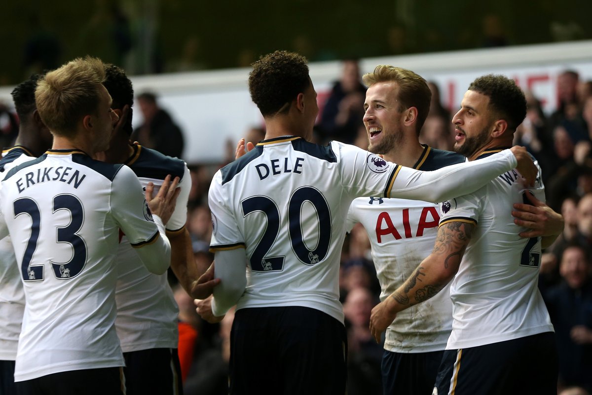 俄罗斯运动员谢尔盖-博伊在1800米高空踢球，挑战极限，引发热议。