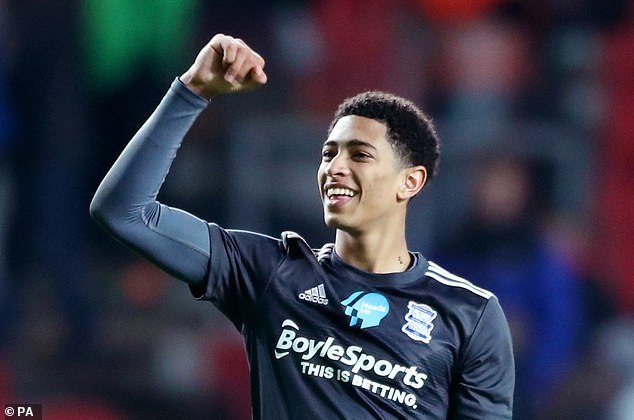 牛得嘞！今晚两场意甲均出现门将开场出击犯规染红情况（罕见一幕：今夜两场意甲均出现门将开场出击犯规被红牌罚下）