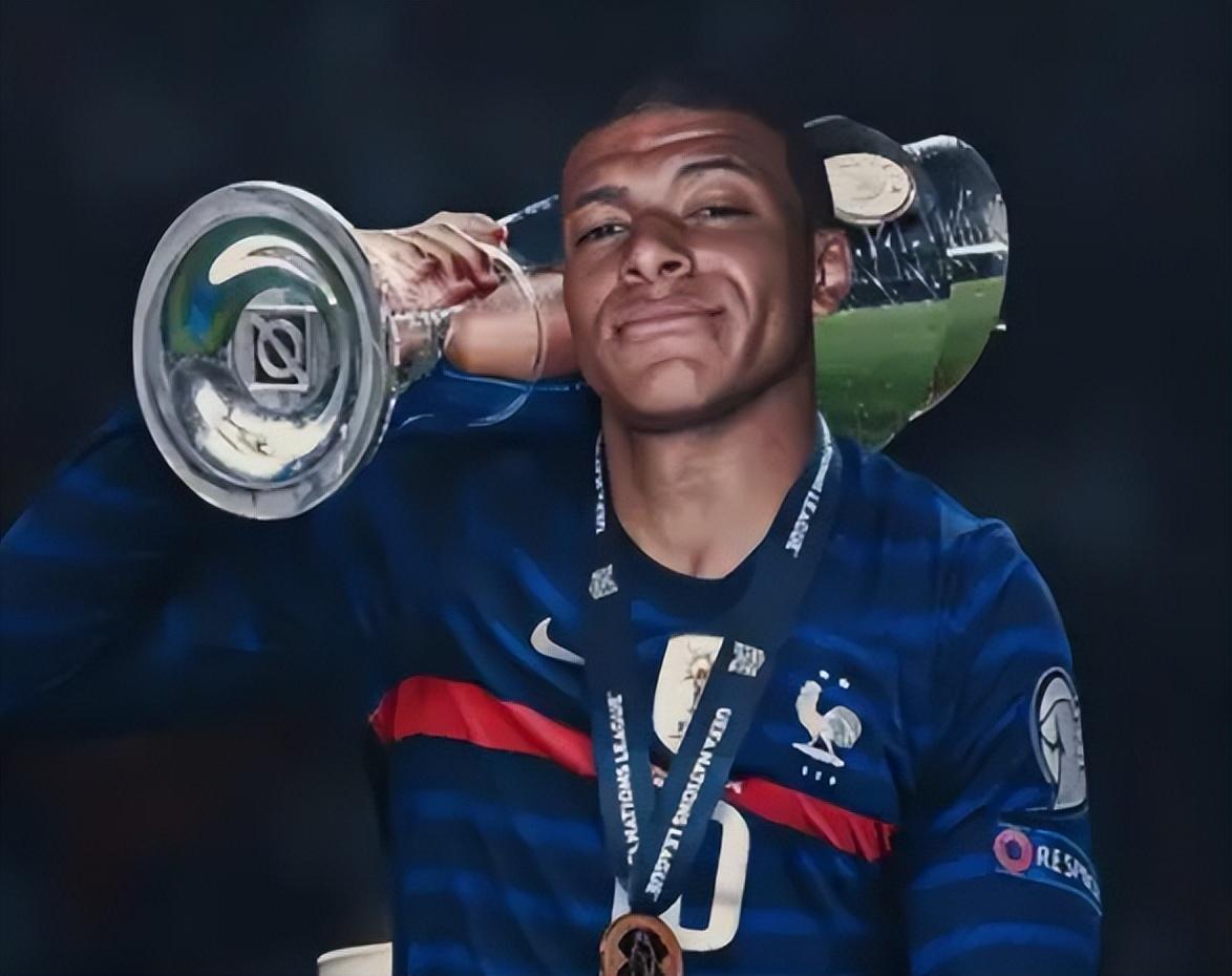 伤愈归来！阿方索·戴维斯时隔262天后重回拜仁大名单