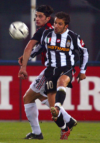 拜仁官方：格纳布里因膝盖问题缺席今日比赛（拜仁通告：格纳布里膝伤无缘今日比赛）