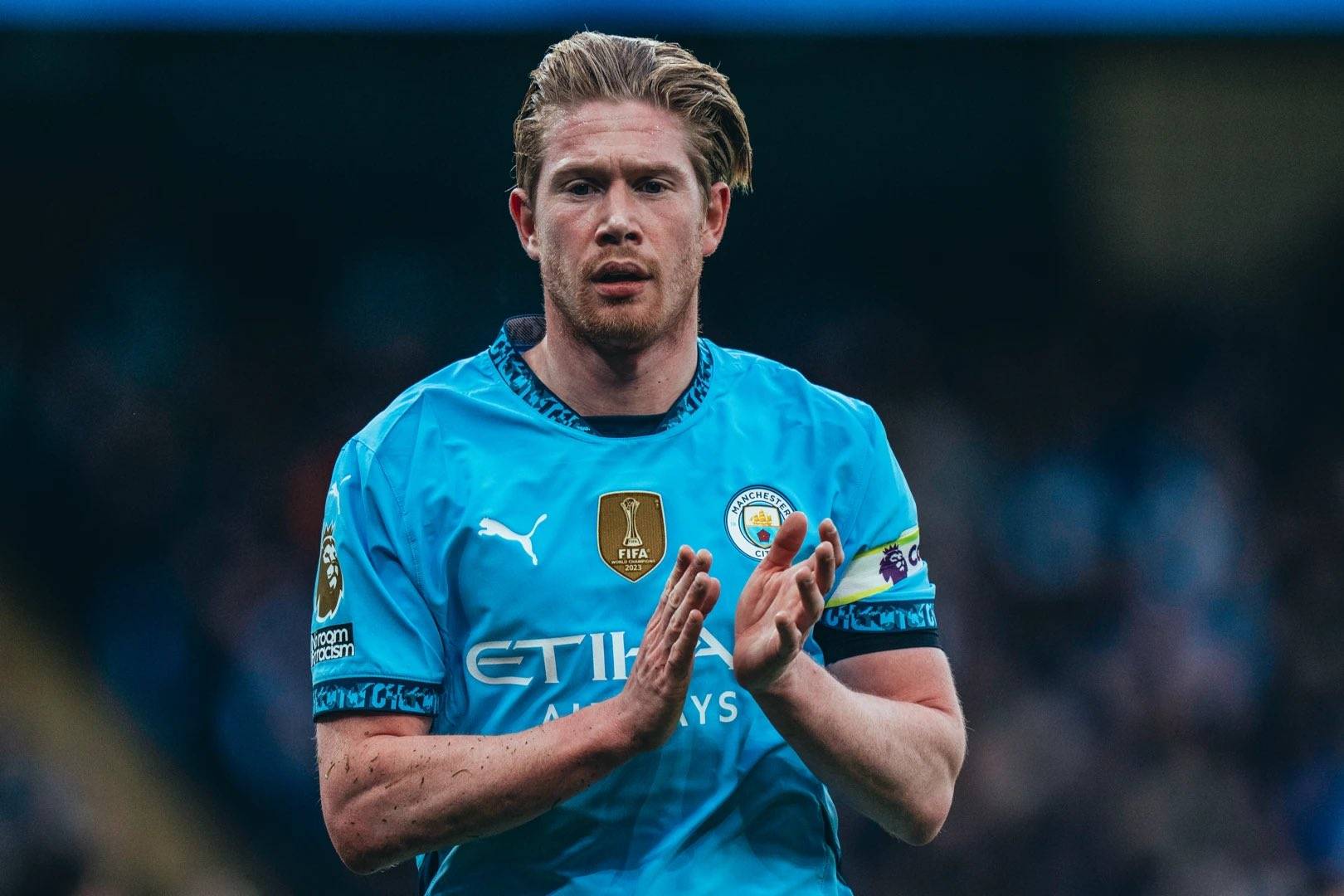 记者晒视频：钟义浩现场观看海牛比赛，海牛进球后他兴奋鼓掌