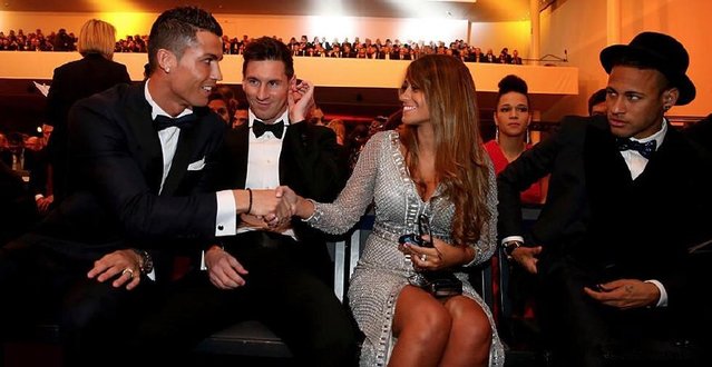 记者：曼联正在物色明年引进的防线球员，名单上大约有10人（记者称曼联已启动明年后防引援搜寻，候选名单约10人）