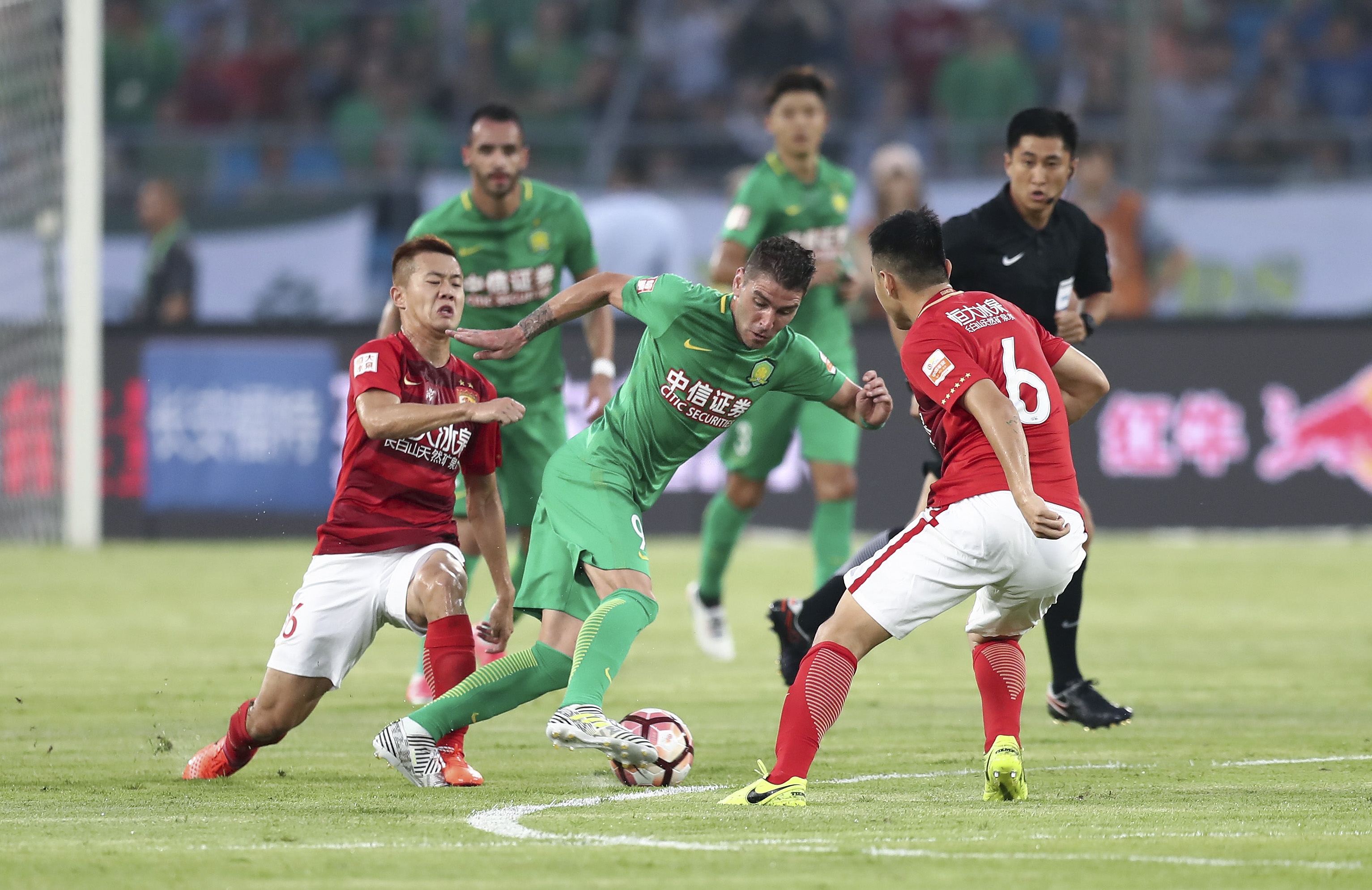 国足大换血！邵佳一破格提拔3大新星， 球迷：比归化球员强多了！（国足阵容大调整！邵佳一破格召入三大新星，球迷：实力不逊归化球员）